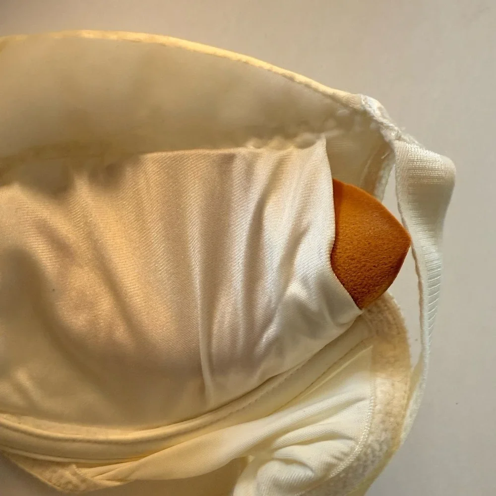 Vintage Victoria's Secret The Miracle Bra 34D White Satin Shiny Padded Push Up